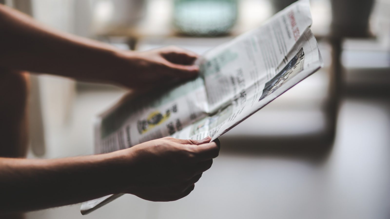 kaboompics.com_Man reading newspaper